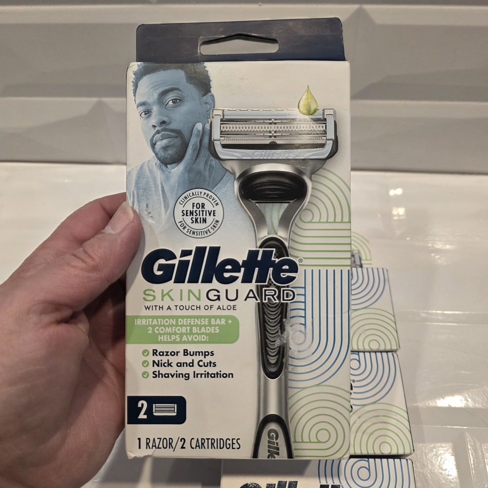 Gillette SkinGuard Razor For Sensitive Skin 1 Razor/ 18 Cartridges Included NEW - Picture 2 of 5